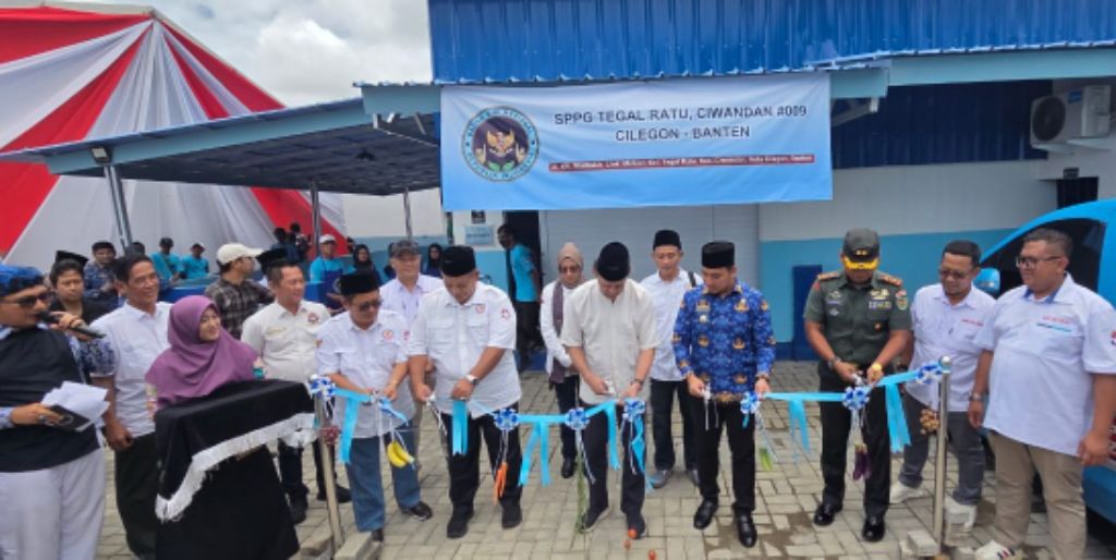 Teks Foto: Prosesi peresmian Dapur SPPG Tegal Ratu 009 di Ciwandan, Kota Cilegon, ditandai dengan pengguntingan pita oleh jajaran Yayasan Bhakti Bela Negara bersama Wali Kota Cilegon dan unsur TNI. Fasilitas ini menjadi bagian dari Program Makan Bergizi Gratis (MBG) yang melayani pemenuhan gizi bagi 3.300 anak penerima manfaat.