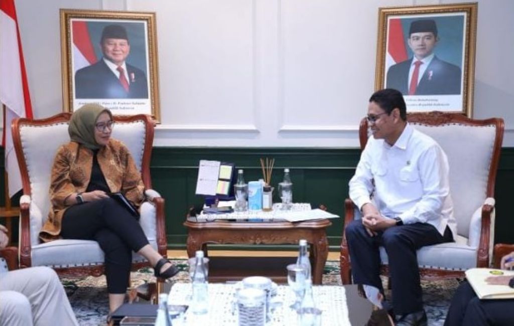 Teks Foto: Menteri PANRB Rini Widyantini bersama Wakil Menteri ESDM Yuliot Tanjung saat menggelar pertemuan koordinasi di Kantor Kementerian PANRB, Jakarta.