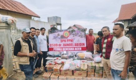 Teks Foto: Di tengah sunyi pascabanjir, DPK PPNI RSUD dr. Zainoel Abidin Banda Aceh menjahit kembali harapan warga Aceh Utara melalui aksi kemanusiaan, Sabtu (20/12/2025).