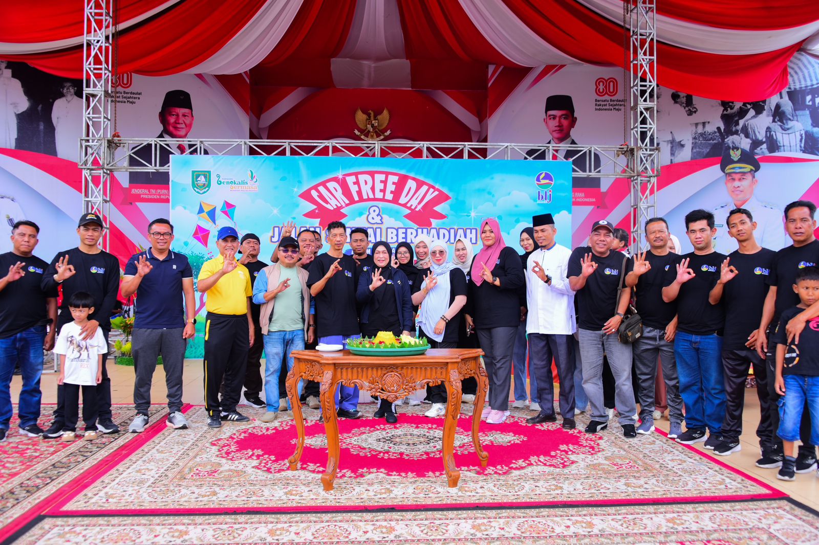 Teks Foto: Kepala Kejaksaan Negeri Bengkalis Nadda Lubis bersama Staf Ahli Bupati Bengkalis Johansyah Syafri, perwakilan Kapolres Bengkalis Kasatpamobvit AKP Heppy Yendri, Anggota DPRD Bengkalis Hendra Jeja, Komisaris PT Bumi Laksamana Jaya (Perseroda) Heri Indra Putra, serta Manajer Humas PT BLJ Elmiawati Safarina berfoto bersama usai rangkaian Car Free Day dalam rangka HUT ke-24 PT BLJ di Lapangan Tugu Bengkalis, Minggu (21/12/2025).