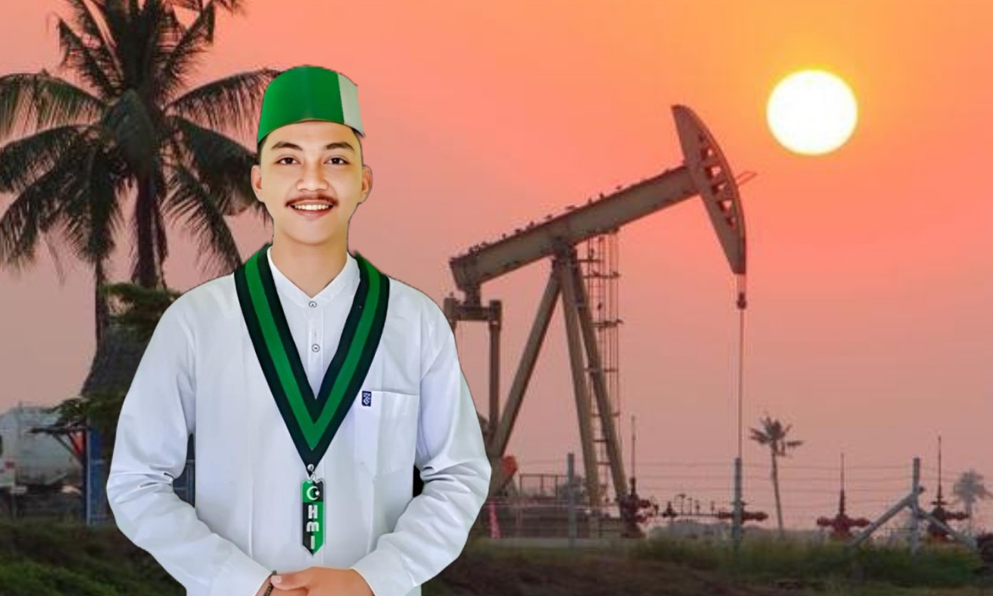 Teks foto: Pengurus HMI Cabang Bengkalis, Rahmat Syukri Hidayat, berpose dengan latar simbol industri perminyakan menegaskan ironi daerah penghasil minyak yang masih bergulat dengan kelangkaan BBM subsidi. Kamis (1/1/2026).