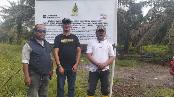 Pihak PT Palma melakukan pemasangan plang di desa bumbung kecamatan bathin solapan. Selasa, (13/1/26).(ft/isti)