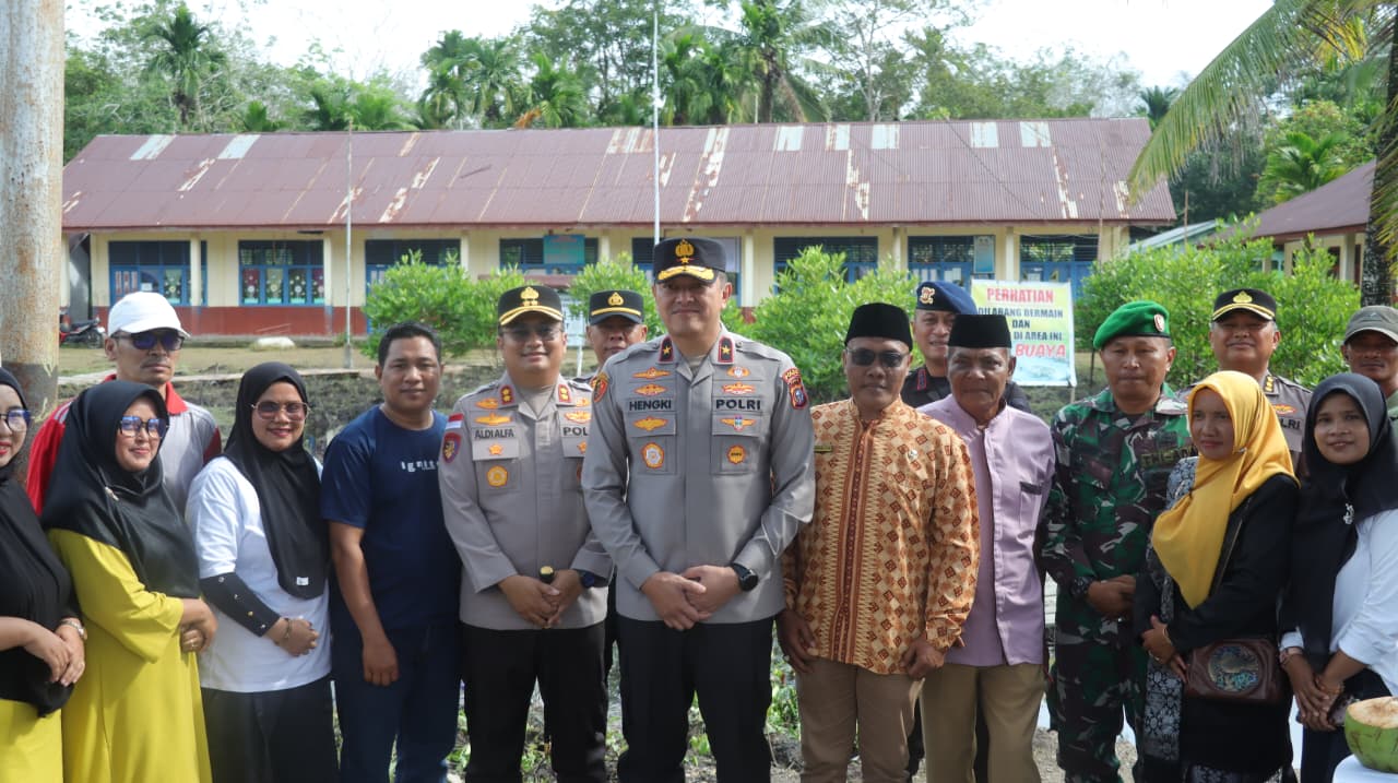 Teks foto; Wakapolda Riau Brigjen Pol Dr. Hengki Haryadi, SIK, MH (tengah), bersama unsur TNI-Polri dan warga saat meninjau jembatan akses SDN 18 Semulut, Kepulauan Meranti, Minggu (18/1/2026).