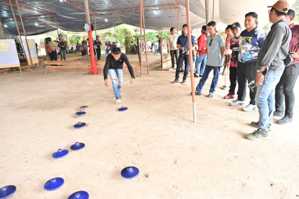 Teks foto; Di bawah tenda sederhana, tradisi Melayu kembali berputar menjadi saksi kebersamaan, ketangkasan, dan ikhtiar masyarakat menjaga warisan budaya agar tetap hidup di tengah arus perubahan zaman, Jumat (9/1/2026).