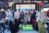 Ketua IKKKM Bengkalis, Rinto, berfoto bersama pengurus, anggota, serta anak yatim dan dhuafa usai penyerahan santunan dan bantuan sembako pada kegiatan buka puasa bersama di Cawan Coffee, Jalan Karimun, Bengkalis, Minggu (15/3/2026).