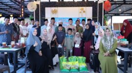 Ketua IKKKM Bengkalis, Rinto, berfoto bersama pengurus, anggota, serta anak yatim dan dhuafa usai penyerahan santunan dan bantuan sembako pada kegiatan buka puasa bersama di Cawan Coffee, Jalan Karimun, Bengkalis, Minggu (15/3/2026).