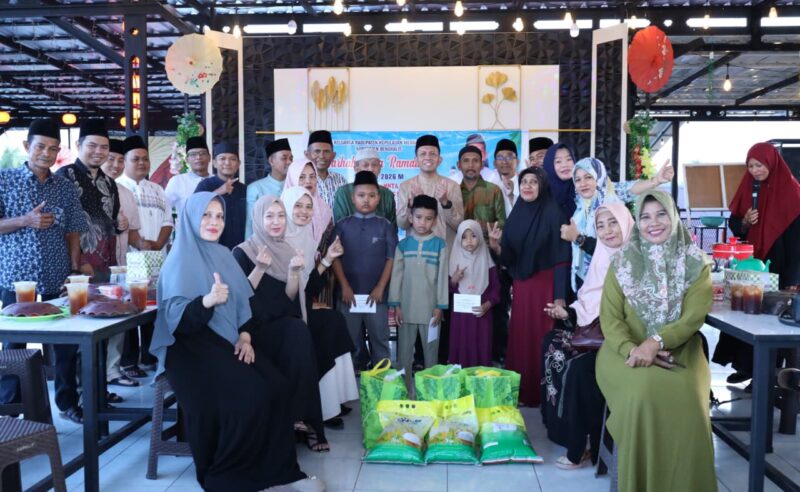 Ketua IKKKM Bengkalis, Rinto, berfoto bersama pengurus, anggota, serta anak yatim dan dhuafa usai penyerahan santunan dan bantuan sembako pada kegiatan buka puasa bersama di Cawan Coffee, Jalan Karimun, Bengkalis, Minggu (15/3/2026).