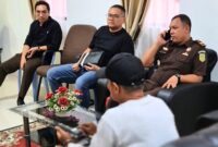 Surya Putra (baju kaos putih topi hitam) terpidana kasus korupsi HPT, dibawa ke kantor Kejaksaan Negeri Bengkalis sebelum dieksekusi ke Lapas Kelas IIA Bengkalis. Senin (30/3/2026).