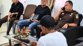 Surya Putra (baju kaos putih topi hitam) terpidana kasus korupsi HPT, dibawa ke kantor Kejaksaan Negeri Bengkalis sebelum dieksekusi ke Lapas Kelas IIA Bengkalis. Senin (30/3/2026).