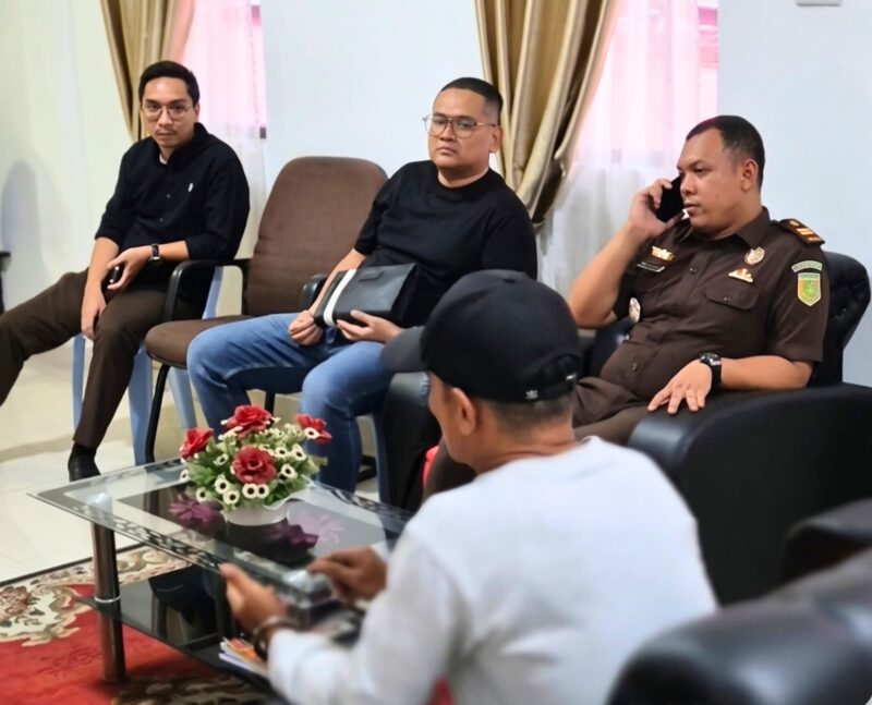 Surya Putra (baju kaos putih topi hitam) terpidana kasus korupsi HPT, dibawa ke kantor Kejaksaan Negeri Bengkalis sebelum dieksekusi ke Lapas Kelas IIA Bengkalis. Senin (30/3/2026).