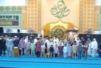 📸 Ketua Masjid Al-Mubarak, Yung Syarif, bersama Bendahara Masjid Bukri, Sukarmin alias Lapok, berfoto bersama 46 anak yatim di Desa Senggoro pada Malam 22 Ramadhan 1447 H/2026 M.” Rabu, malam, (11/3/2026).