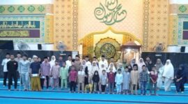 📸 Ketua Masjid Al-Mubarak, Yung Syarif, bersama Bendahara Masjid Bukri, Sukarmin alias Lapok, berfoto bersama 46 anak yatim di Desa Senggoro pada Malam 22 Ramadhan 1447 H/2026 M.” Rabu, malam, (11/3/2026).