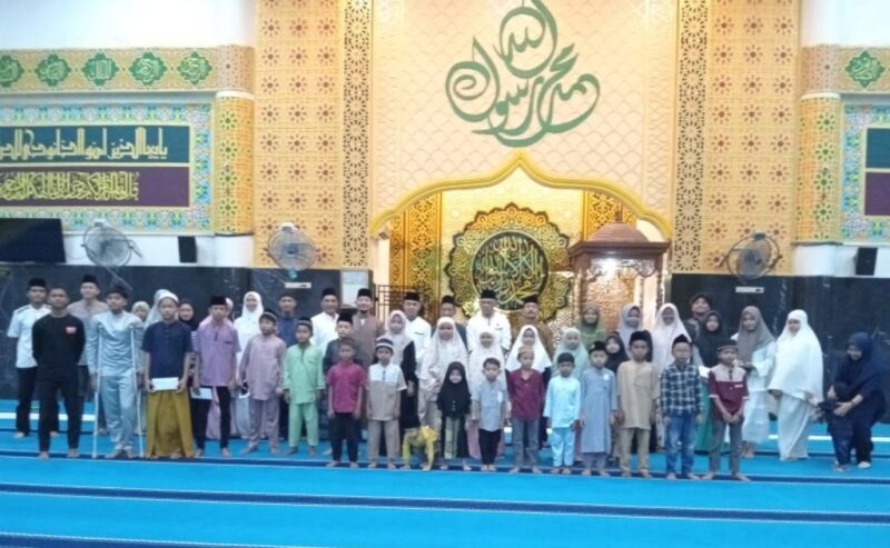 📸 Ketua Masjid Al-Mubarak, Yung Syarif, bersama Bendahara Masjid Bukri, Sukarmin alias Lapok, berfoto bersama 46 anak yatim di Desa Senggoro pada Malam 22 Ramadhan 1447 H/2026 M.” Rabu, malam, (11/3/2026).