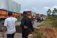 Teks foto; Kondisi Jalan Badak, Kecamatan Tenayan Raya, Kota Pekanbaru, yang rusak akibat lalu lalang truk ODOL pengangkut batubara. Warga juga mengeluhkan dinding rumah retak karena getaran kendaraan bertonase besar tersebut, sementara Kadis Dishub Pekanbaru belum memberikan tanggapan resmi, Jumat (24/4/2026).