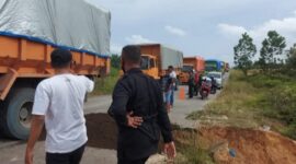 Teks foto; Kondisi Jalan Badak, Kecamatan Tenayan Raya, Kota Pekanbaru, yang rusak akibat lalu lalang truk ODOL pengangkut batubara. Warga juga mengeluhkan dinding rumah retak karena getaran kendaraan bertonase besar tersebut, sementara Kadis Dishub Pekanbaru belum memberikan tanggapan resmi, Jumat (24/4/2026).
