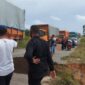 Teks foto; Kondisi Jalan Badak, Kecamatan Tenayan Raya, Kota Pekanbaru, yang rusak akibat lalu lalang truk ODOL pengangkut batubara. Warga juga mengeluhkan dinding rumah retak karena getaran kendaraan bertonase besar tersebut, sementara Kadis Dishub Pekanbaru belum memberikan tanggapan resmi, Jumat (24/4/2026).