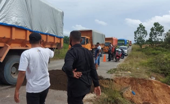 Teks foto; Kondisi Jalan Badak, Kecamatan Tenayan Raya, Kota Pekanbaru, yang rusak akibat lalu lalang truk ODOL pengangkut batubara. Warga juga mengeluhkan dinding rumah retak karena getaran kendaraan bertonase besar tersebut, sementara Kadis Dishub Pekanbaru belum memberikan tanggapan resmi, Jumat (24/4/2026).