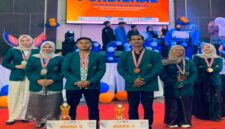 📸 Pemenang Debat Antar Perguruan Tinggi pada Pekan Olahraga, Riset, dan Seni Nasional (PORDISNAS) UIN Suska Riau–FORMAKIP-K 2026. Tampak Tim Seiya Sekata IAIN Datuk Laksemana Bengkalis peraih Juara II dan Tim Garda Veritas peraih Juara III. (Ft/Isti).